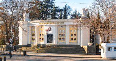Экскурсии в `Доска почета на площади Нахимова` из Фороса